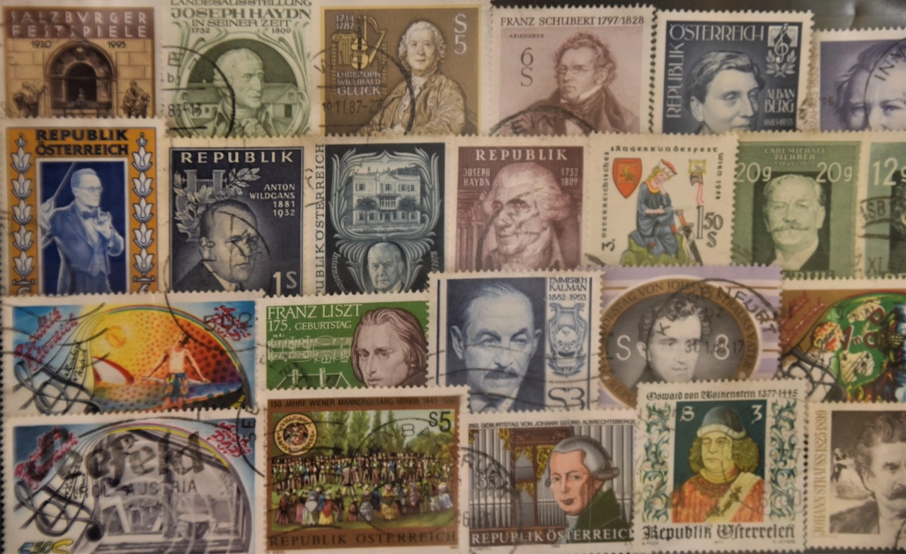 Behind the Scenes: A Glimpse into The Clube Filatélico de Portugal’s Philatelic Library hero image
